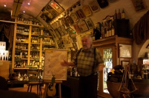 Horst Kroll erklärt im Theorieteil die schottischen Whisky-Regionen